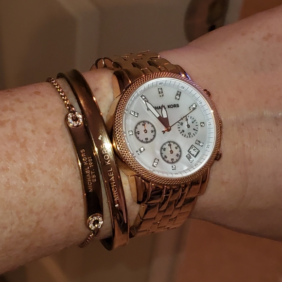 Micheal kors rose fold watch with pearl face - Picture 4 of 6